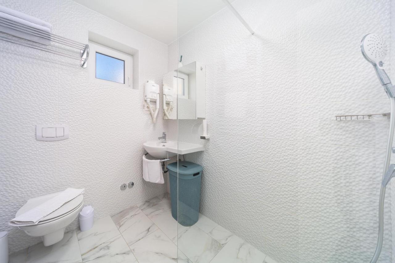 Apartments Petra Krk Крк Екстер'єр фото